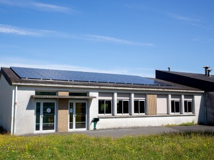 Pose de panneaux photovoltaïques à l'école des Grands Champs