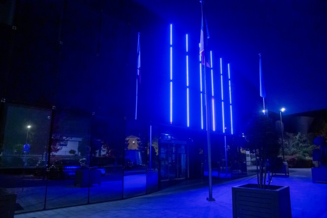mairie illuminée bleue web